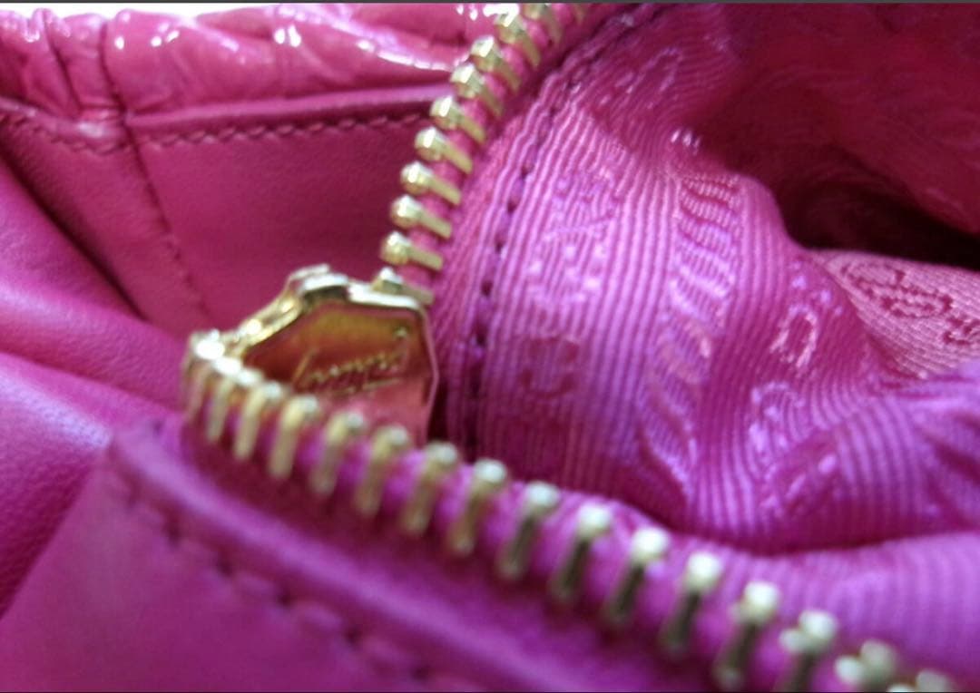 美品 プラPRADA パテントレザー プラスチックチェーン ショルダーバッグ