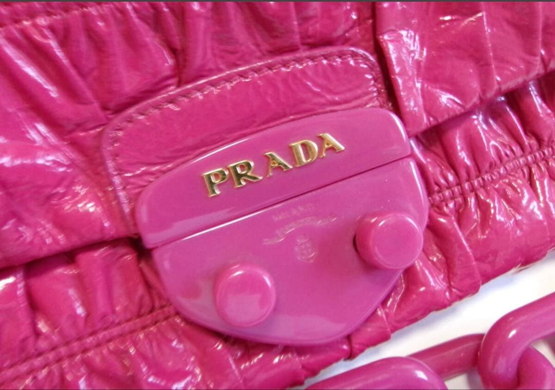 美品 プラPRADA パテントレザー プラスチックチェーン ショルダーバッグ