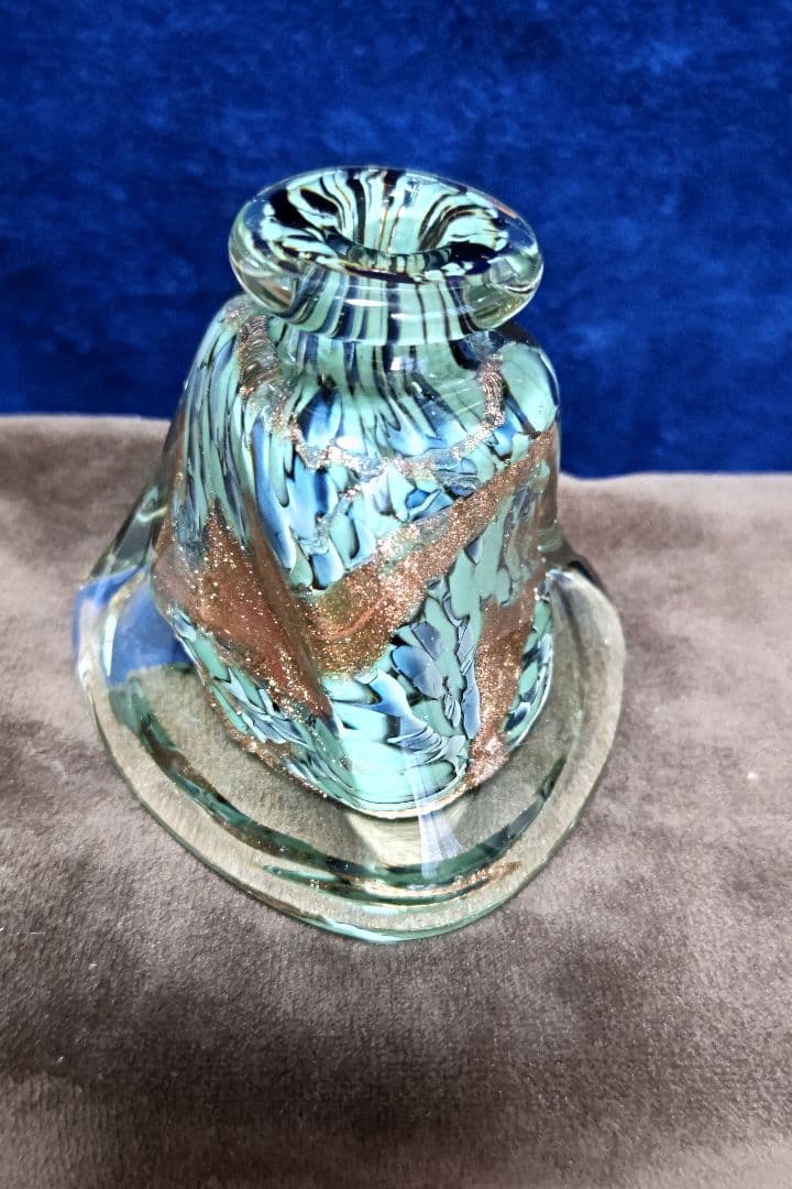 ベル型ガラス工芸品 青緑と金色　　 在銘　ペン立て