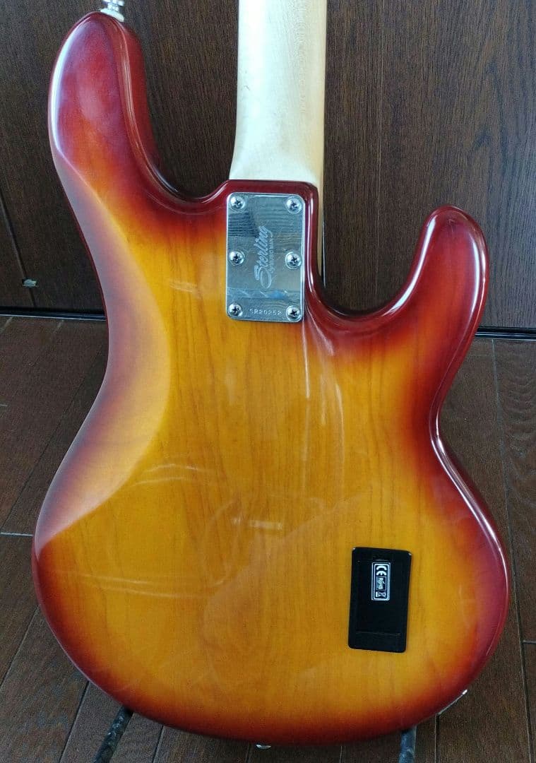 レフトハンド ベース Sterling by MUSIC MAN　RAY34LH