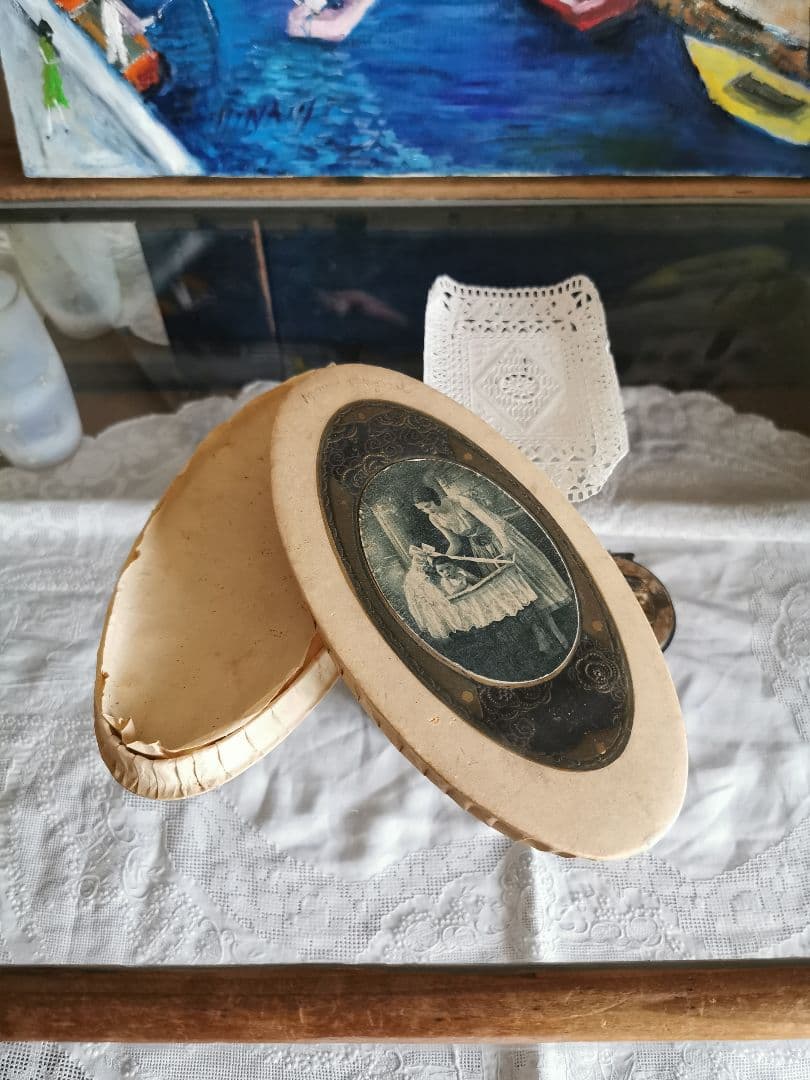 アンティーク フランス 揺り籠の赤ちゃんと母 花の金彩エンボス ドラジェボックス