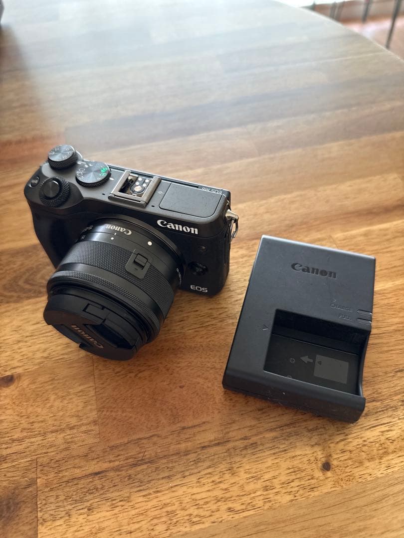 Canon EOS M6 ミラーレスカメラ 本体と充電器