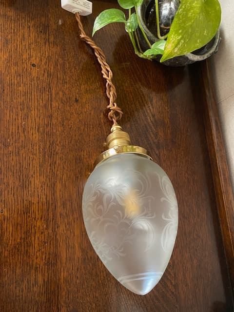 フランス　ビンテージ　エッチング装飾の卵型　ガラスランプ　シーリングライト