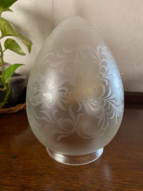 フランス　ビンテージ　エッチング装飾の卵型　ガラスランプ　シーリングライト