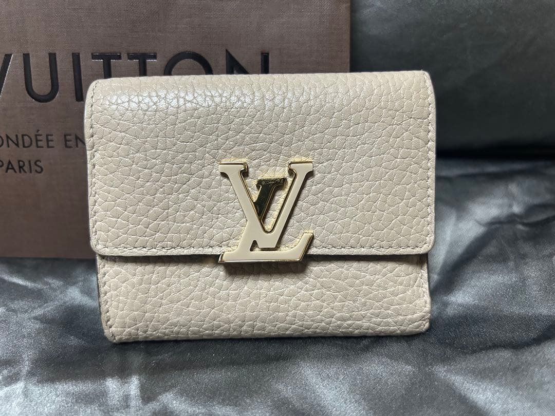 檸*☆様 ルイヴィトン ポルトフォイユ カプシーヌ 三つ折り財布