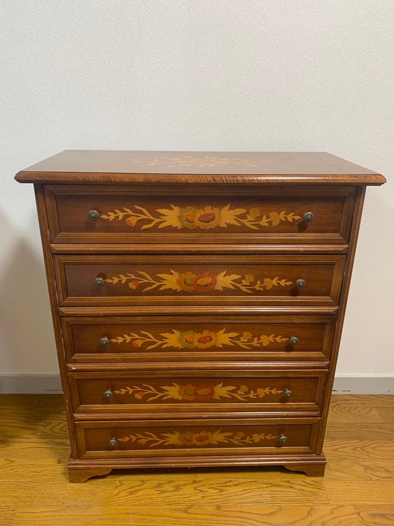 花柄装飾の木製5段チェスト