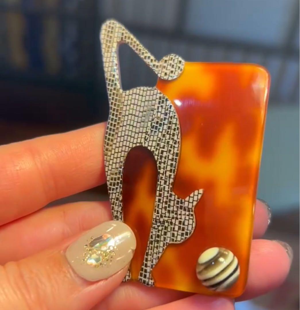 【まゆ】猫のシルエット ブローチ