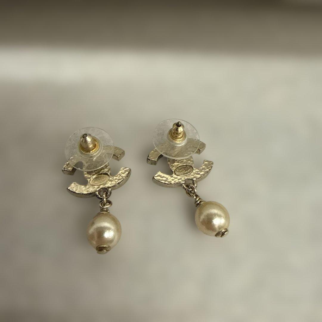 CHANEL パール付きロゴピアス