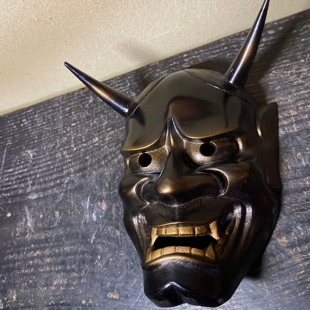 鬼の面 黒色 金色の歯