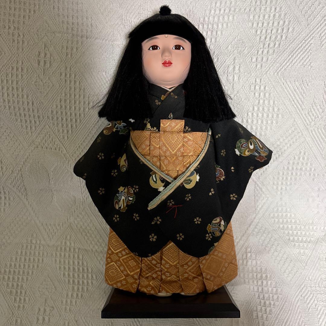 市松人形 黒と金色の着物