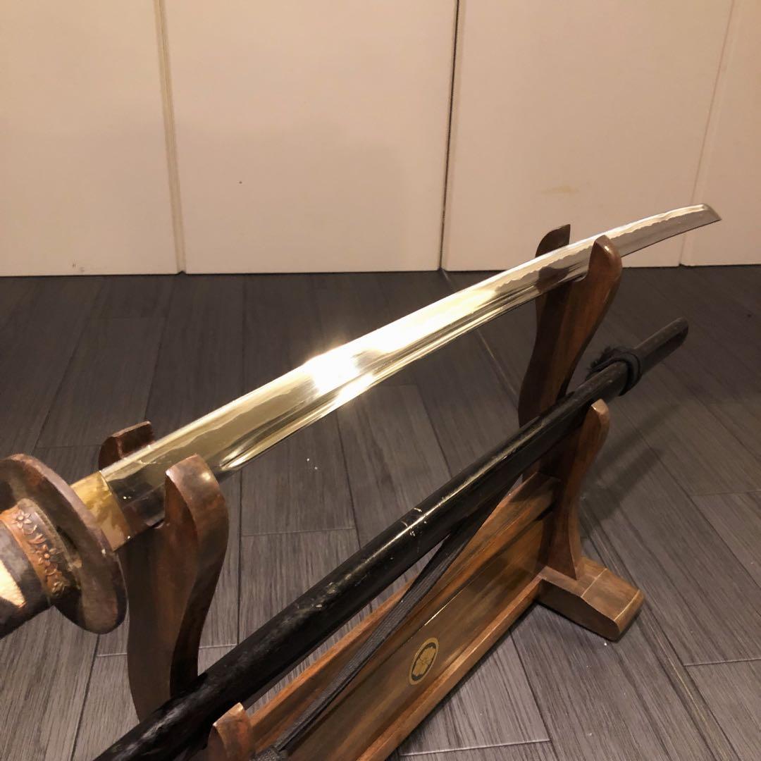 高級模造刀　樋入り刀身　革柄　居合刀　優波紋　黒拵え　太刀