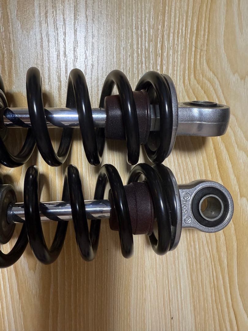 W800 純正リアサスペンション