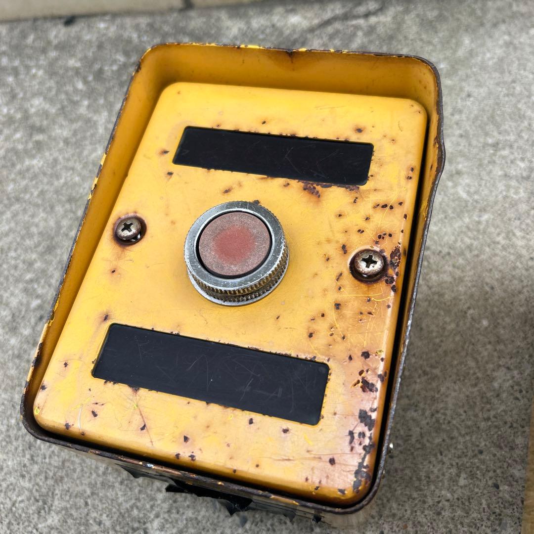 激レア‼️ 歩行者手押し信号ボタン黄色 ボックス型