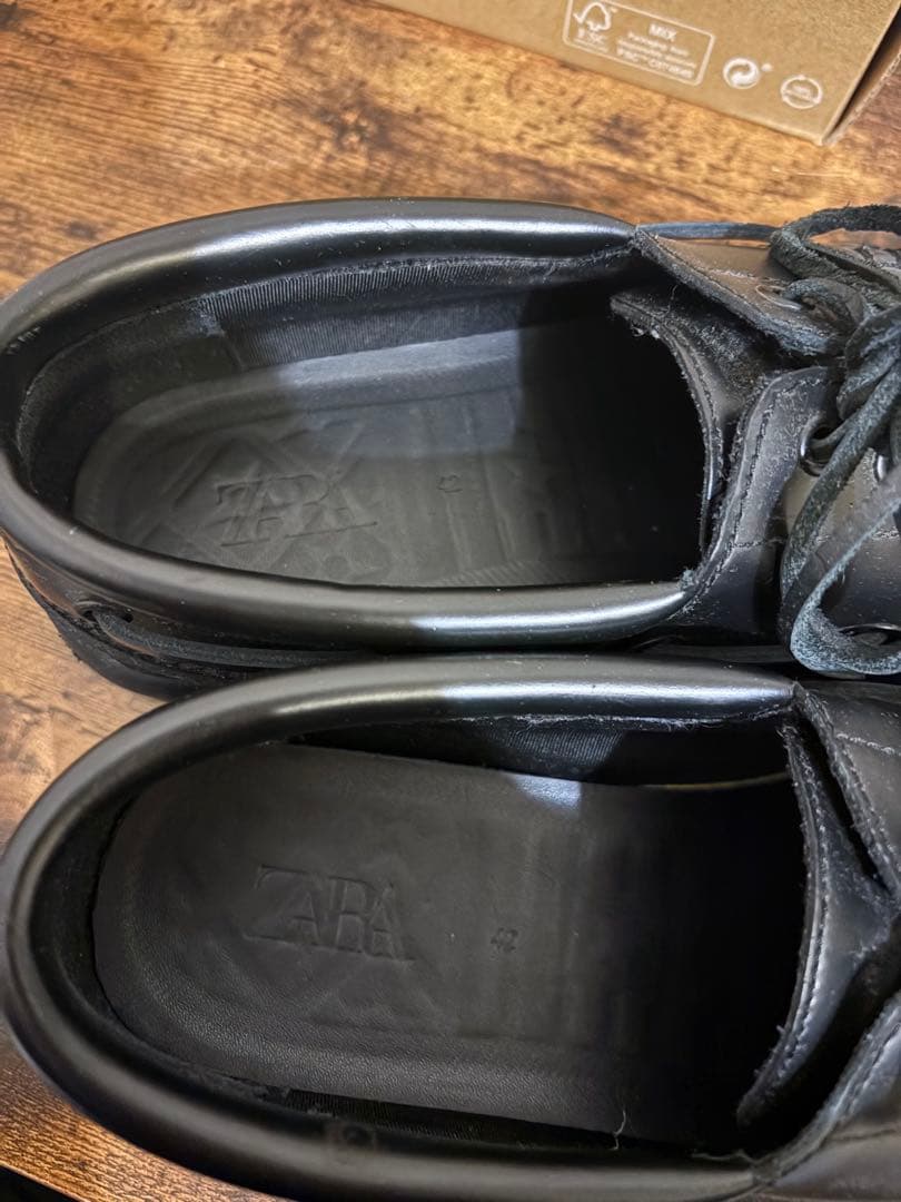 ZARA×VIBRAM® レザーデッキシューズ