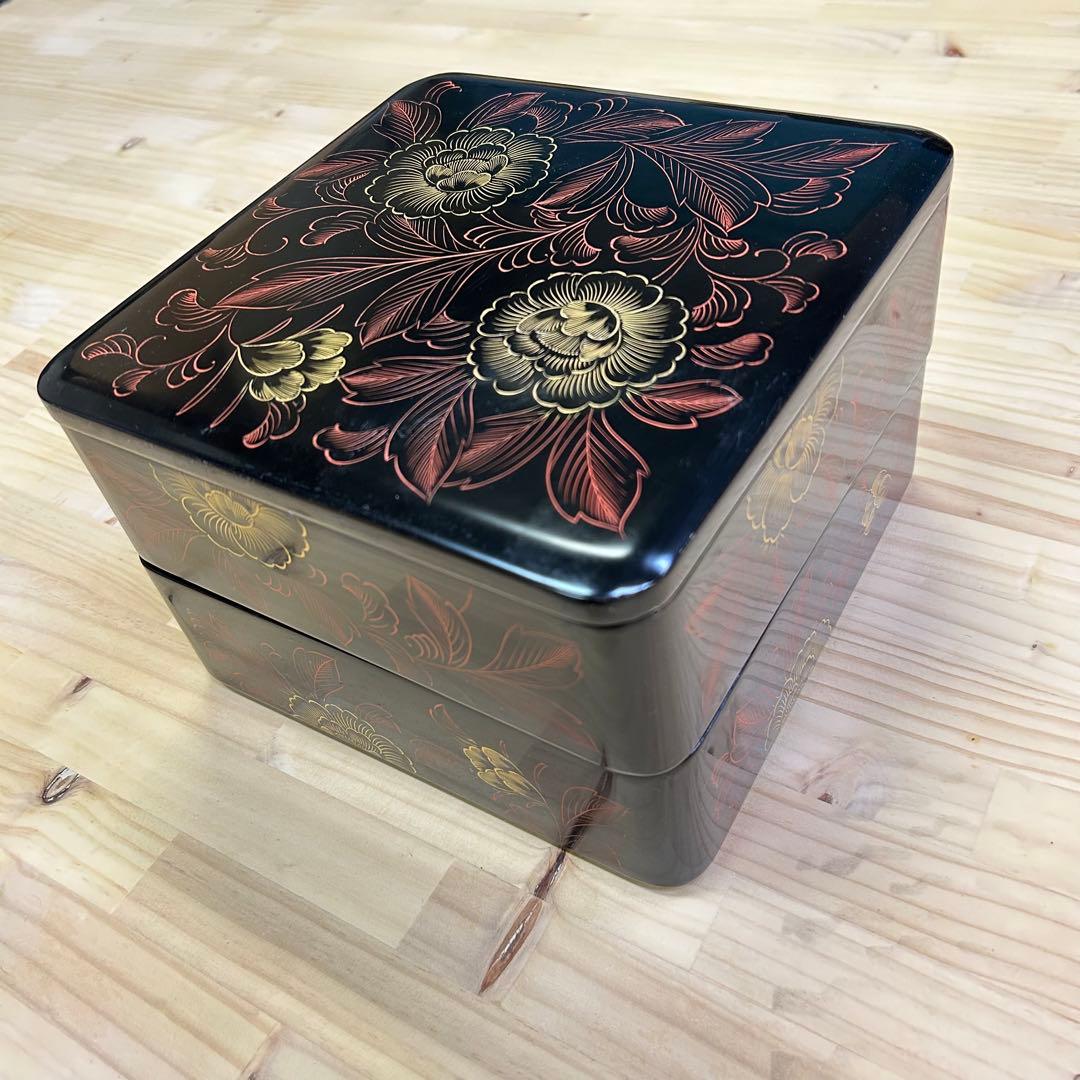 輪島塗り 木製 重箱 花柄 黒と金の配色