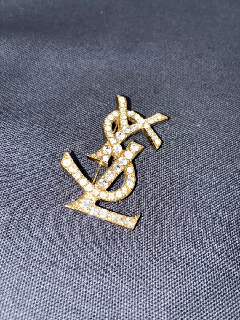 YSL ロゴブローチ ゴールドトーン クリスタル
