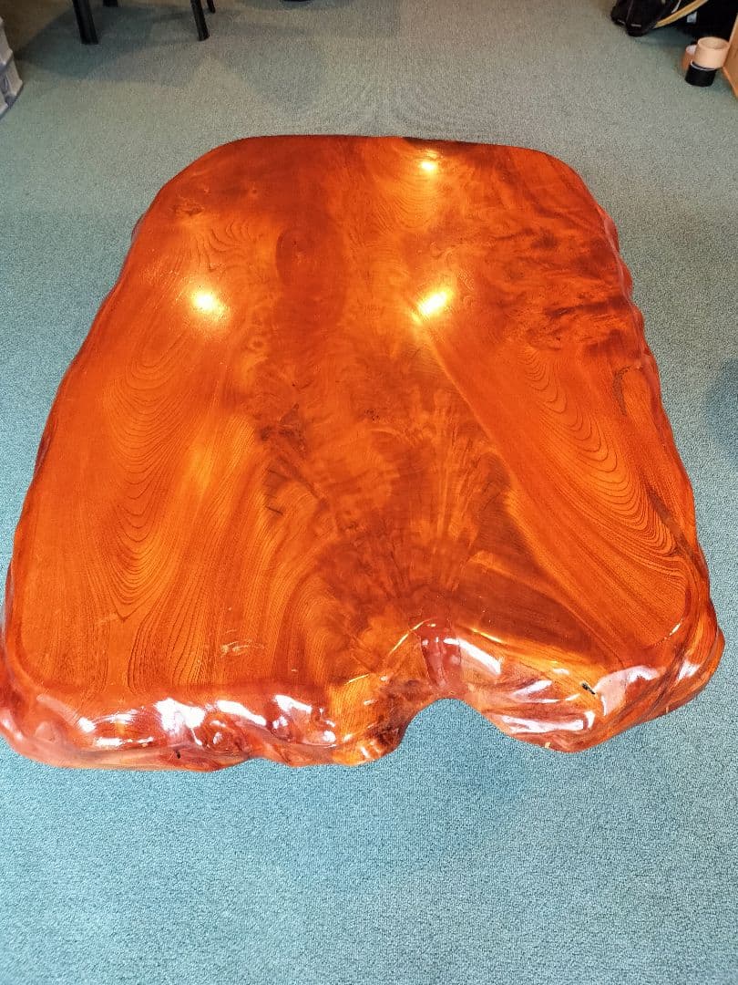 けやき1枚板で作った無垢材のテーブル