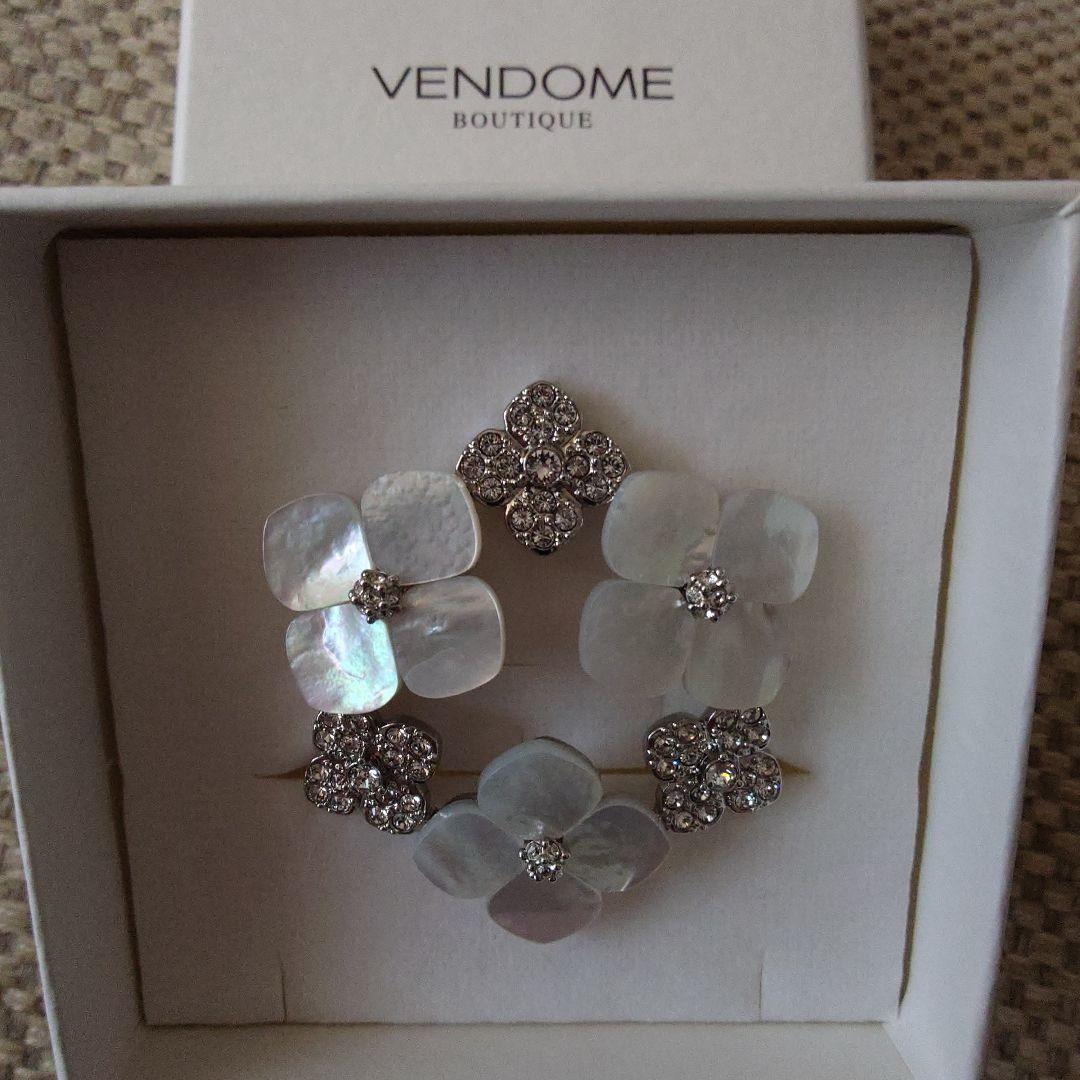 【未使用品】ヴァンドームブティック　シェルフラワー　 リースブローチ