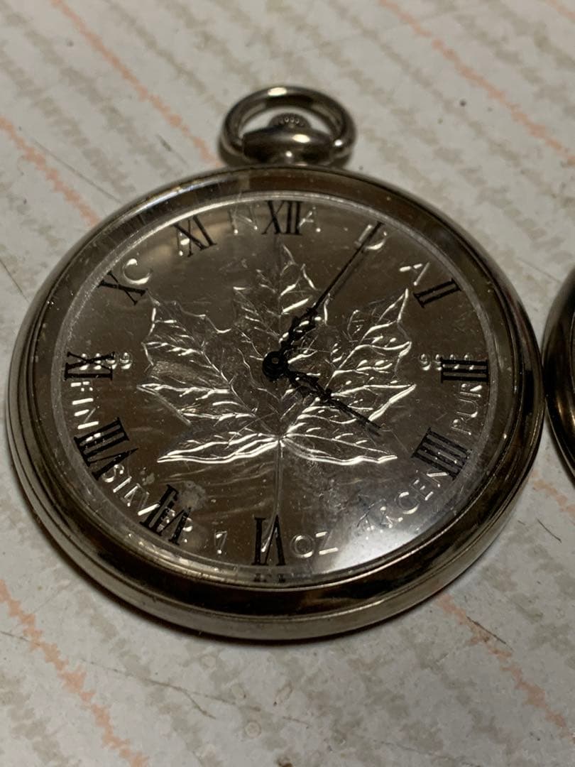 懐中時計　メープルリーフ5ドル製　クォーツタイプ重さ55g不動可能性強し