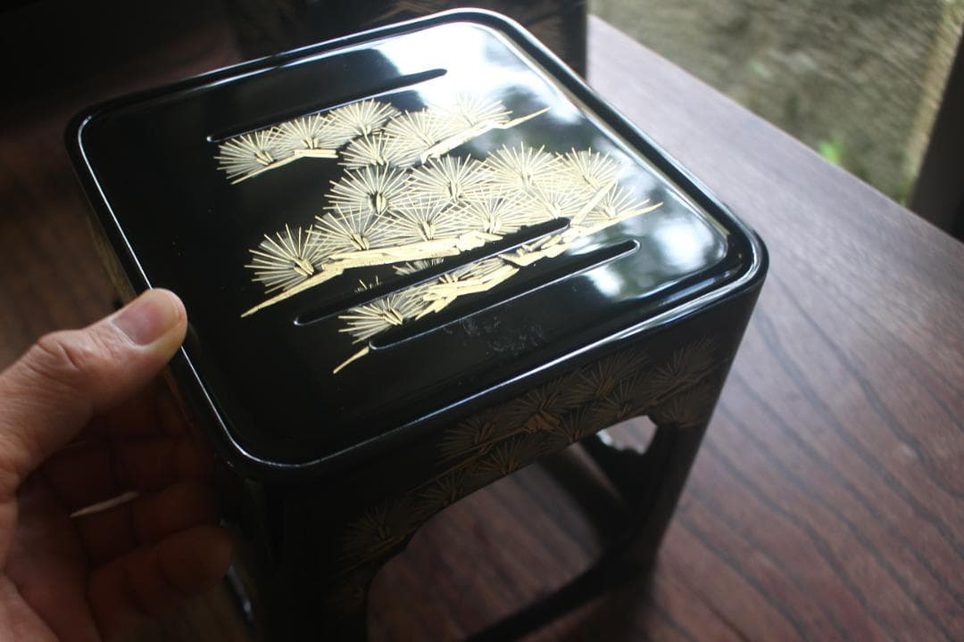 デッドストック！上質黒漆に極上松沈金の映える輪島塗の屠蘇器重箱揃い（検お重