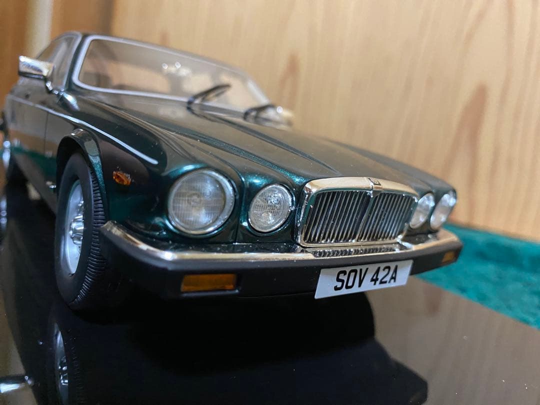 ジャガー XJ6 SIII グリーン 1/18スケール Cult製 ミニカー