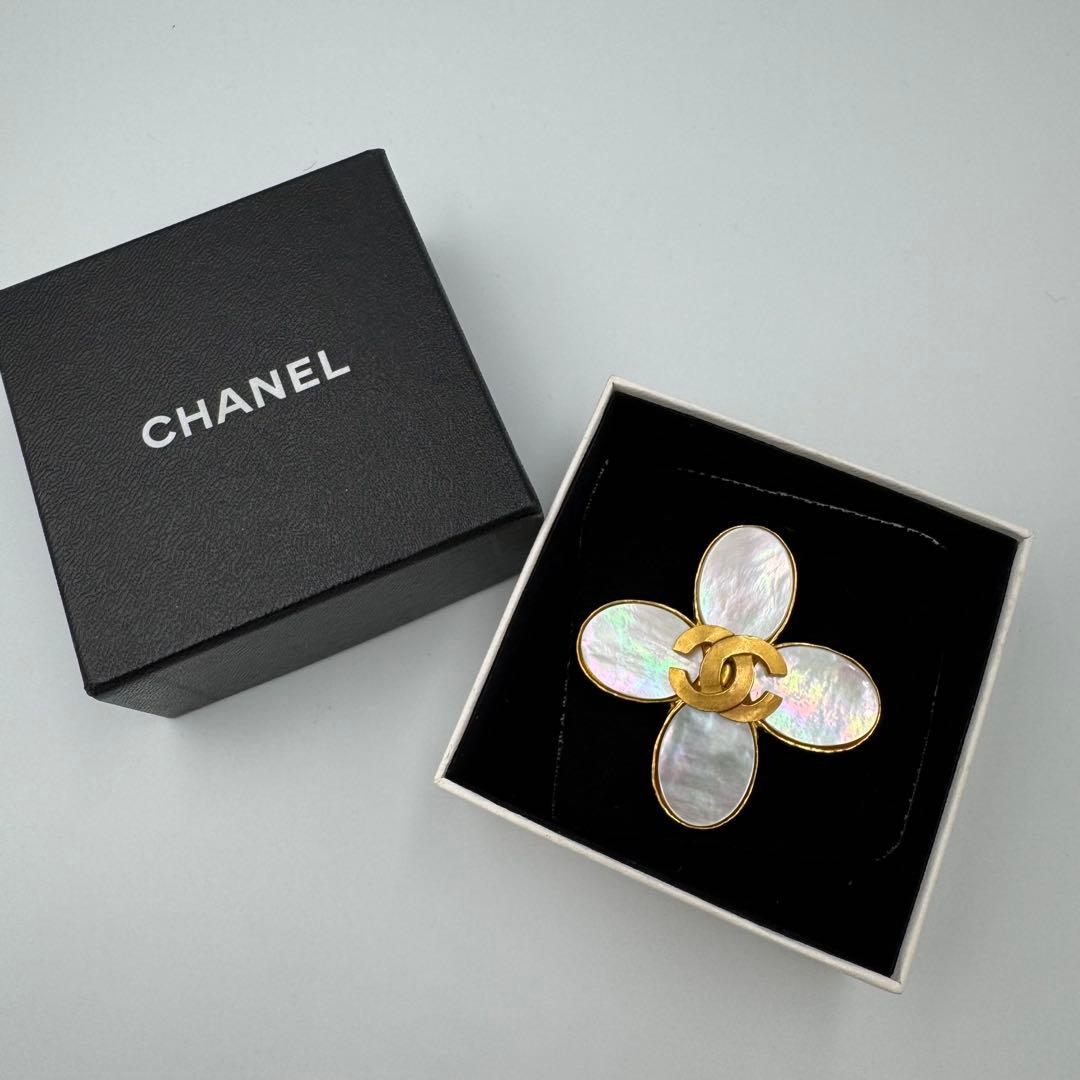 CHANEL ブローチ ココマーク フラワー ホワイトシェル ゴールド 95A
