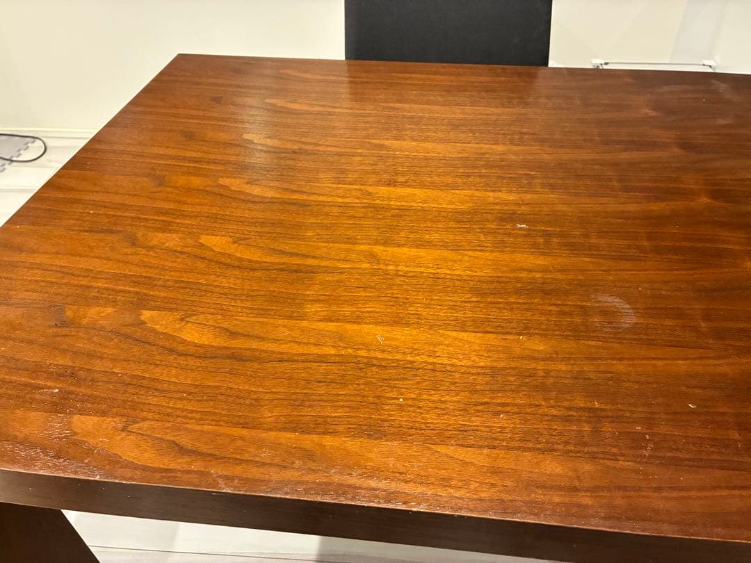 ブラウン木製ダイニングテーブル