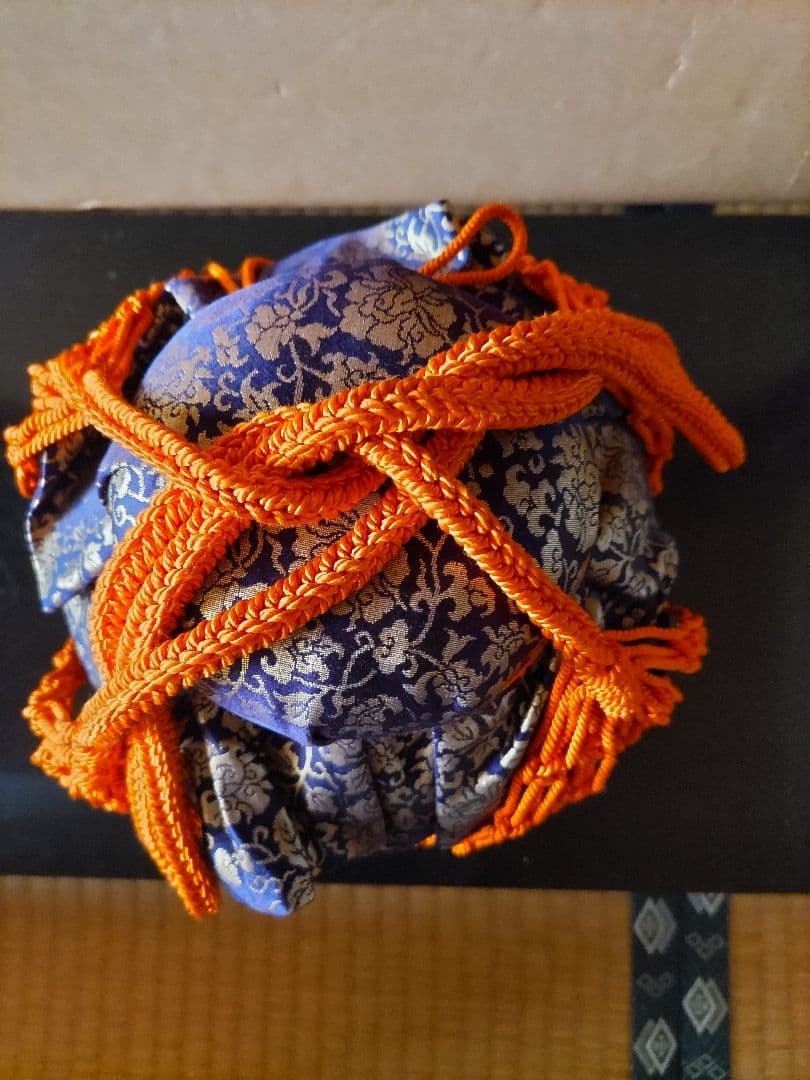 木箱入り オレンジの編み紐付き 飾り壺