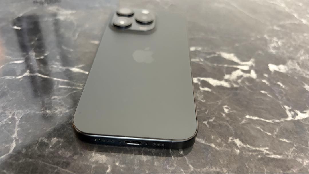 iPhone 15Pro 256GB ブラックチタニウム SIMフリー+ケース