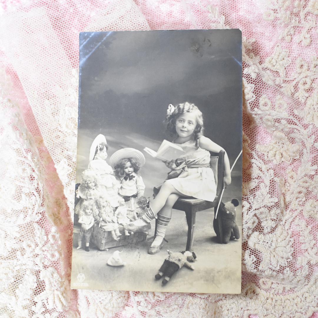 *アンティークポストカード　お人形に読み聞かせをする可愛い少女