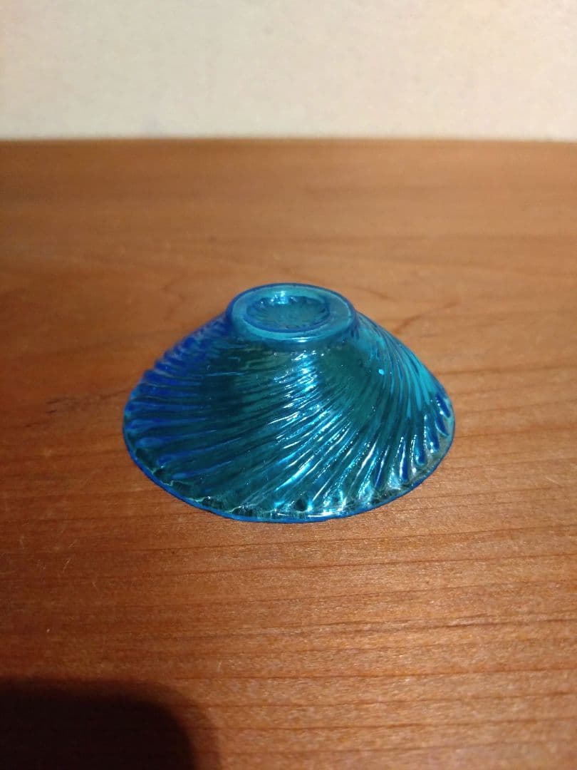 明治青ガラス 斜め捻じ紋 盃 猪口