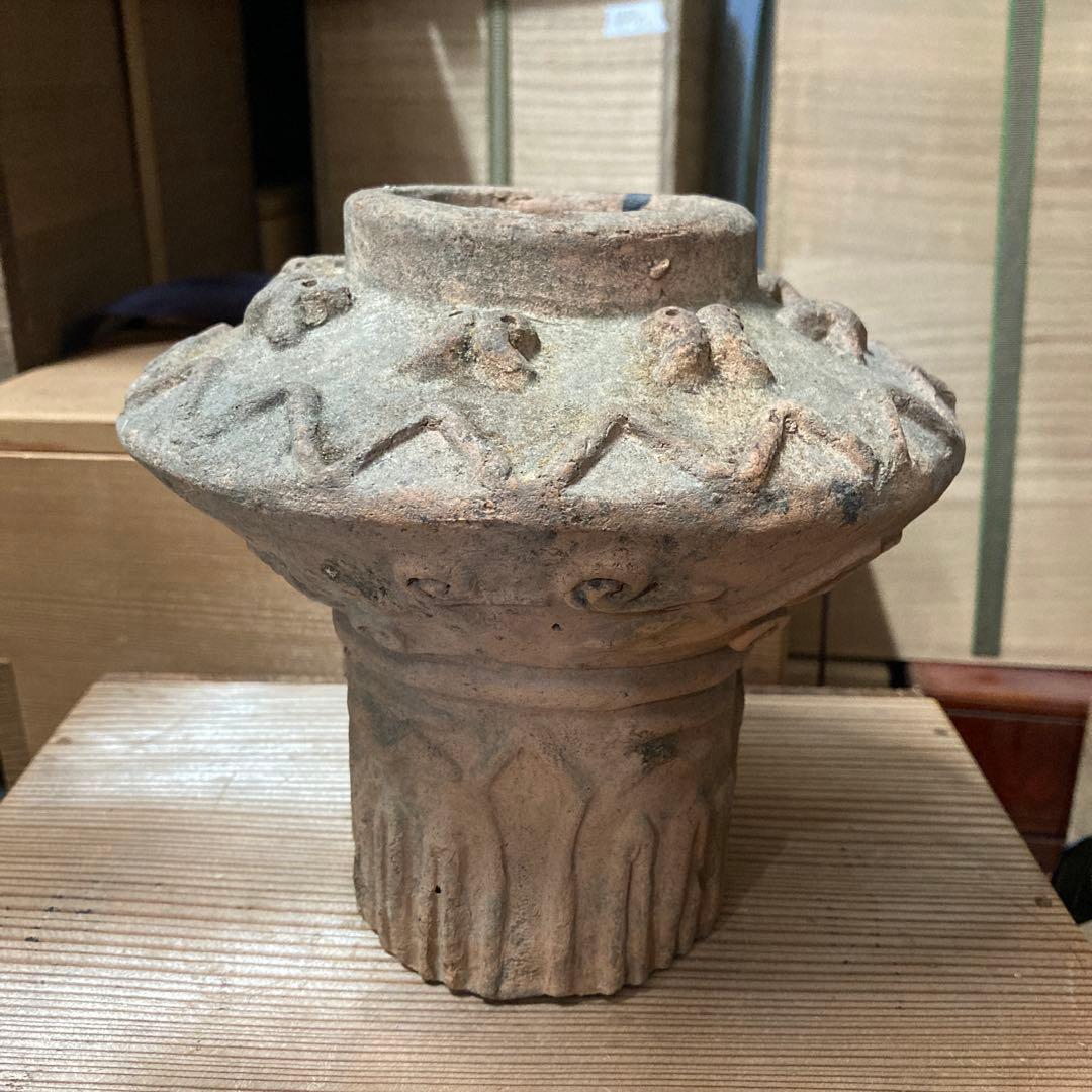 火焔形土器　勾玉装飾