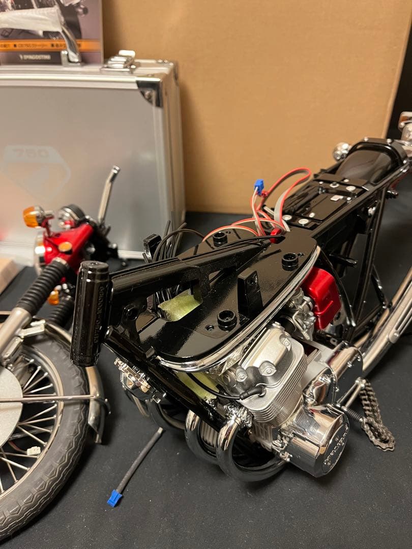 ディスプレイケース付き CB750 FOUR 未完成品