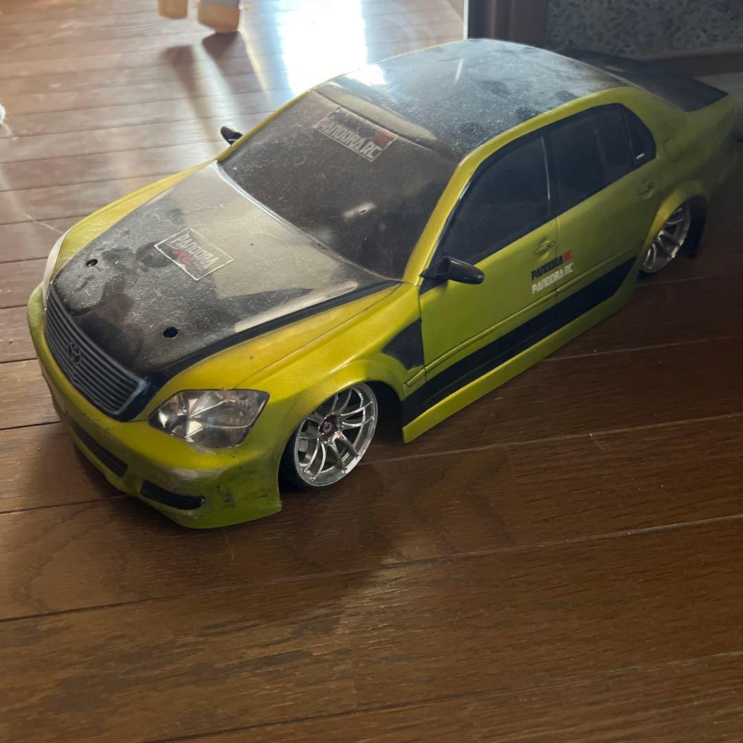 1/10スケール イエロー セダン ラジコンカー