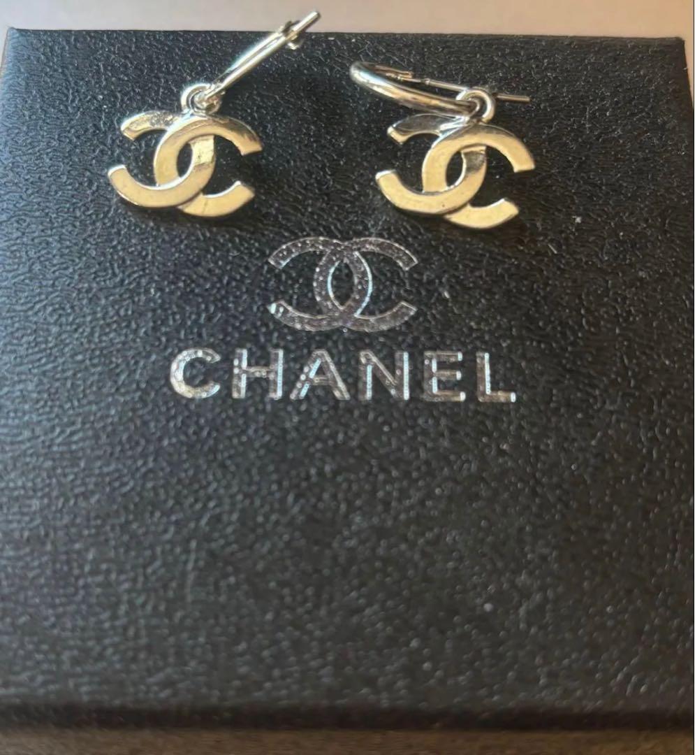 CHANEL シルバー ロゴ　ピアス