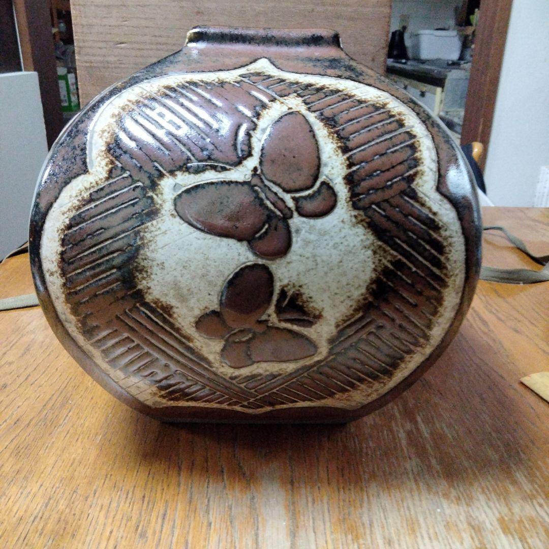 セール鉄釉刻花文の壺