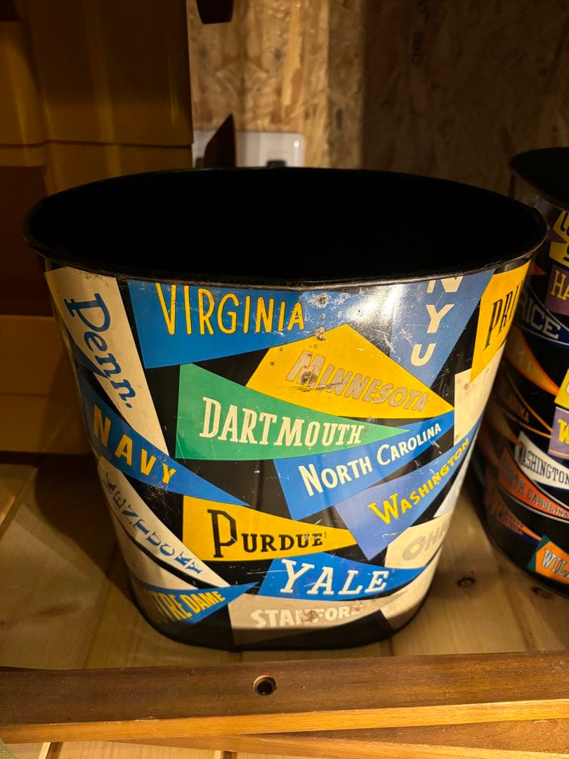 ビンテージ　カレッジ　缶　ゴミ箱　ペナント　アンティーク缶