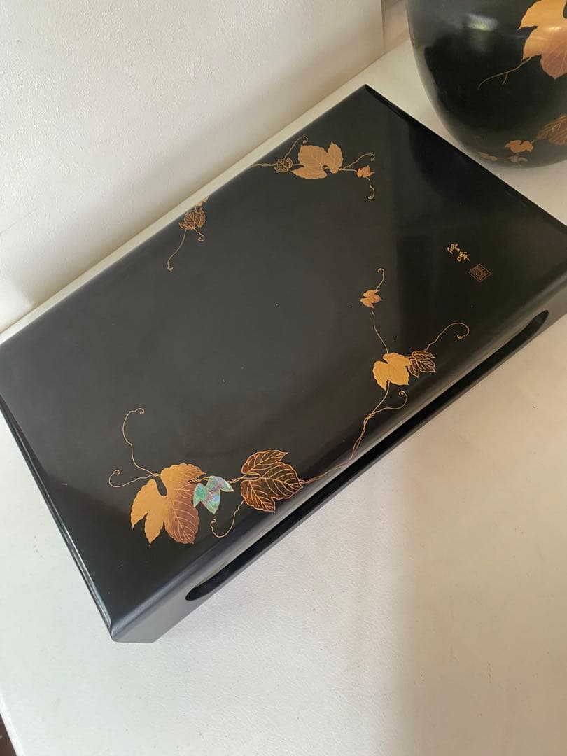 漆塗り花瓶　花台付　黒地　金色　葉模様　壺　置物　骨董