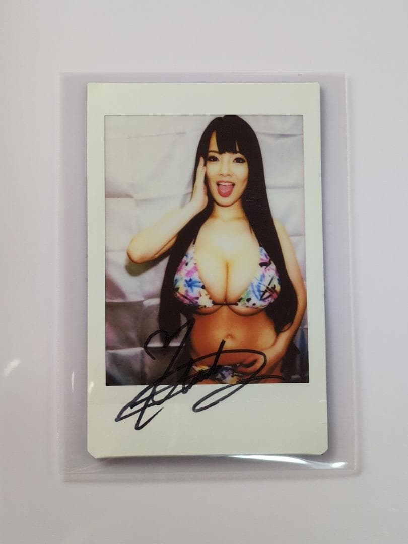 Hitomi 直筆サイン入りチェキ 01