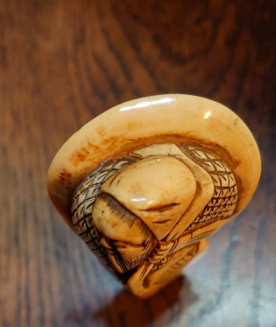 【立根付】天然素材『大袋をかつぐ髭の老人』高さ9.5cm 横幅最大4.2cm