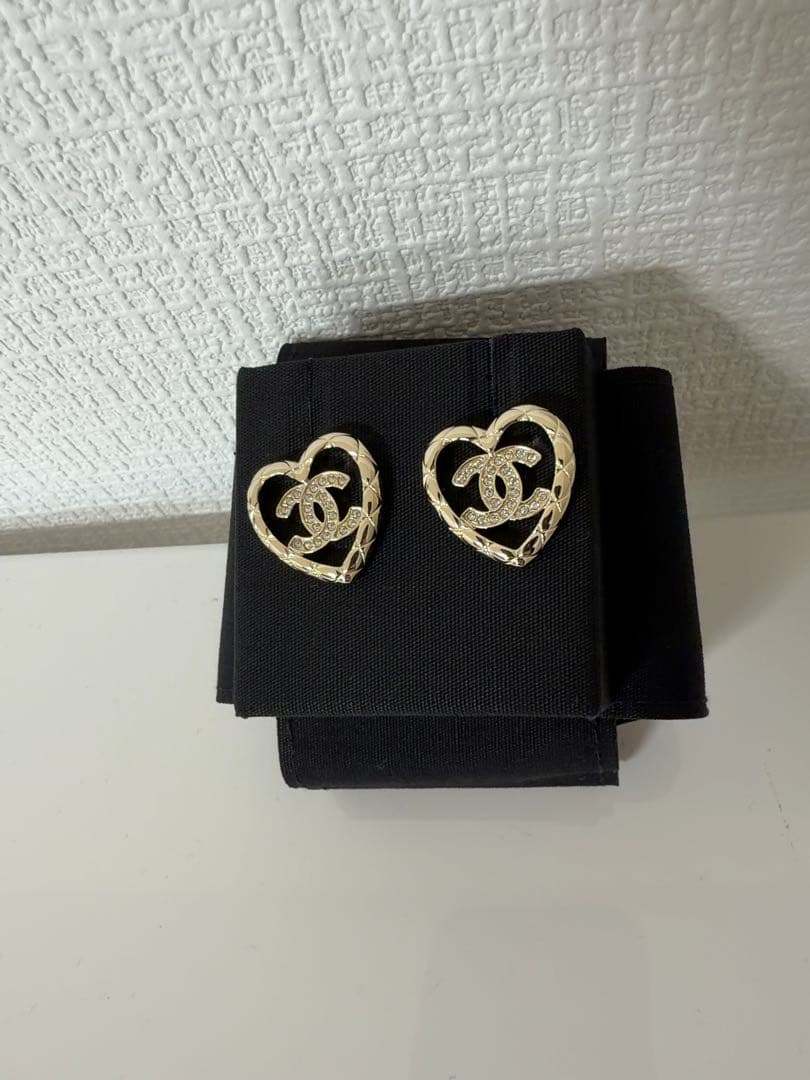 CHANEL ハート型ロゴピアス