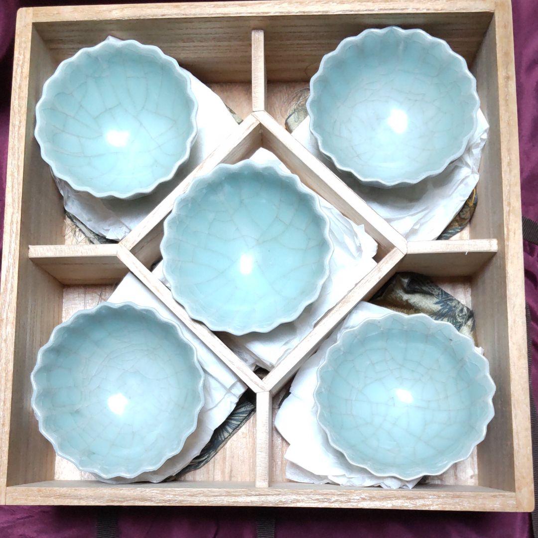 南宋から元、13世紀龍泉窯、青瓷輪花盃五口、桐箱、