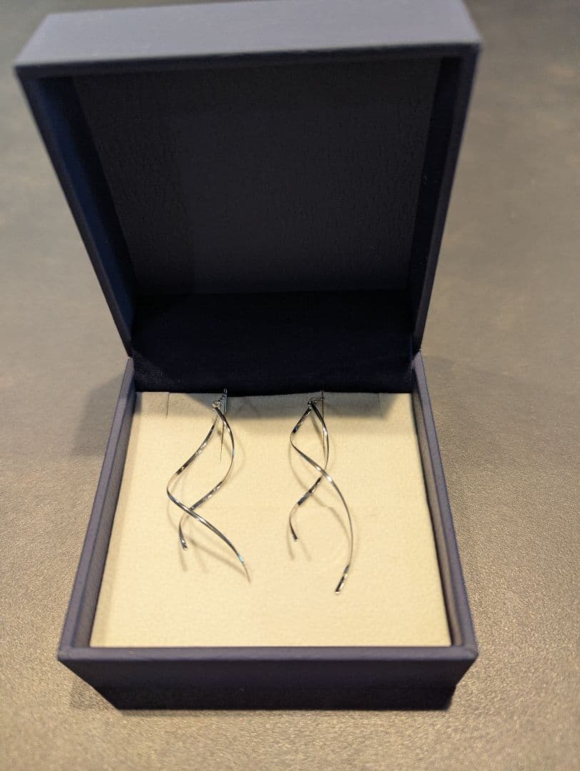 ホワイトゴールド ツイストピアス