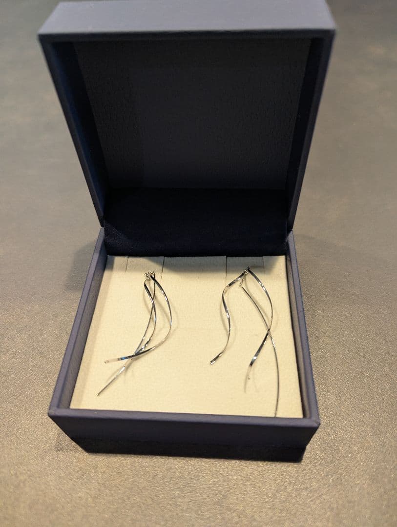 ホワイトゴールド ツイストピアス