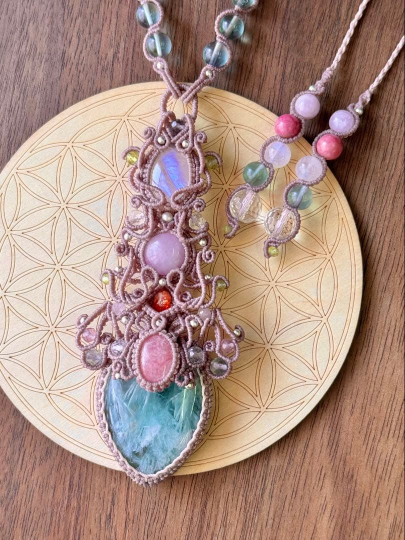 エンジェルフェザーフローライトのマクラメ編みネックレス♡その他石の詳細は説明にて