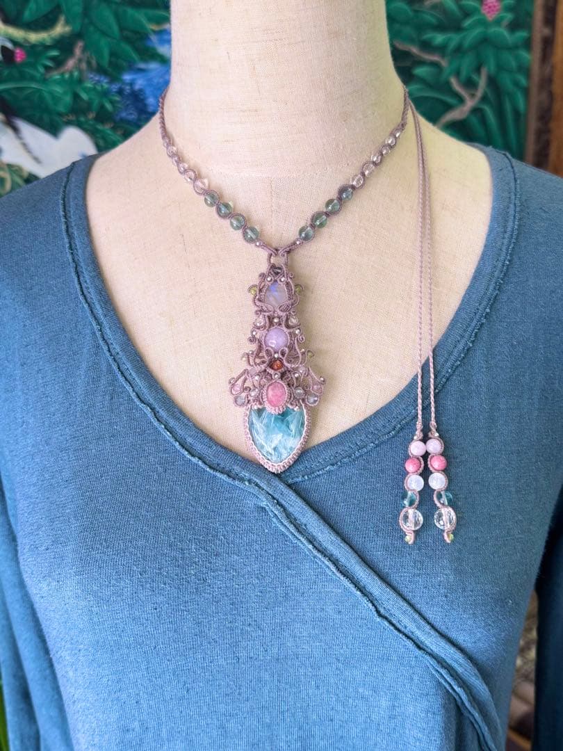 エンジェルフェザーフローライトのマクラメ編みネックレス♡その他石の詳細は説明にて