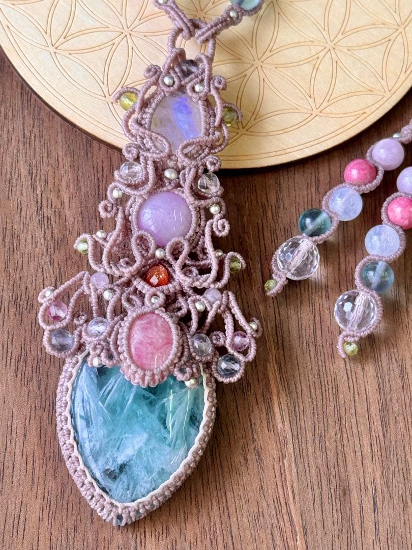 エンジェルフェザーフローライトのマクラメ編みネックレス♡その他石の詳細は説明にて