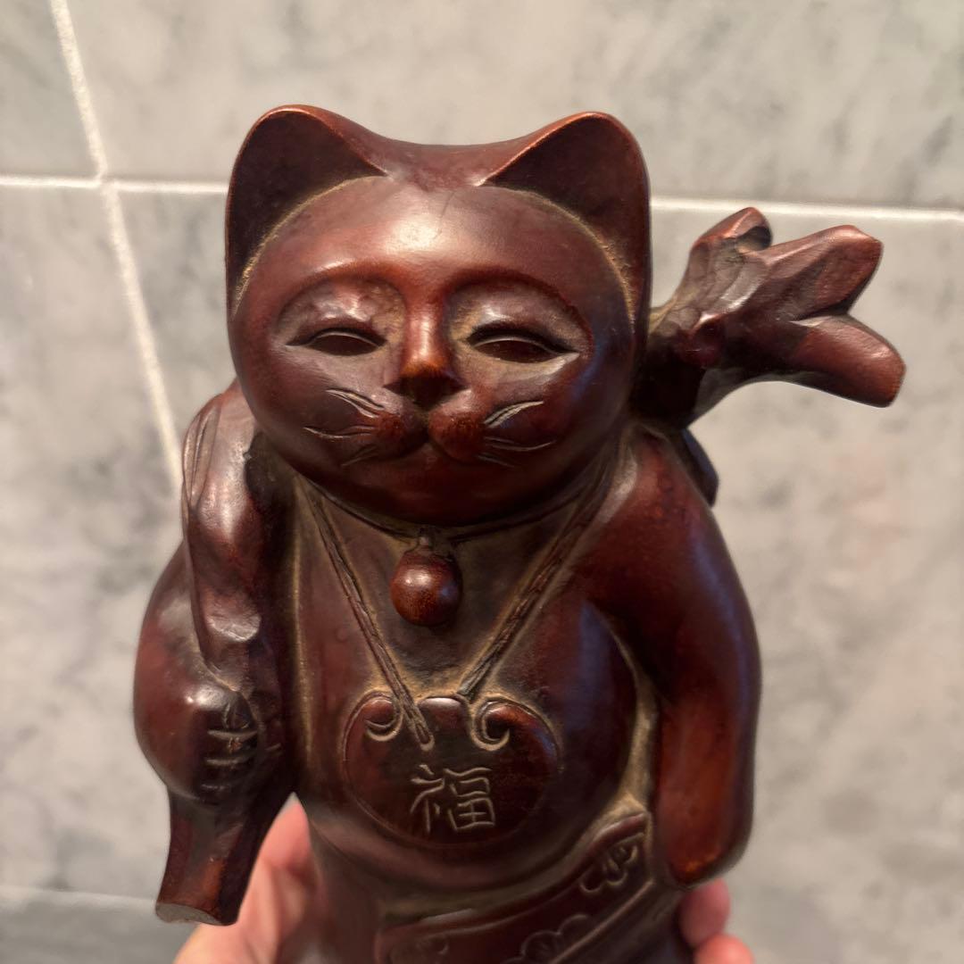 アンティーク平和的な笑顔で幸せやお金を招く一刀彫の布袋さんの猫の彫刻オブジェ