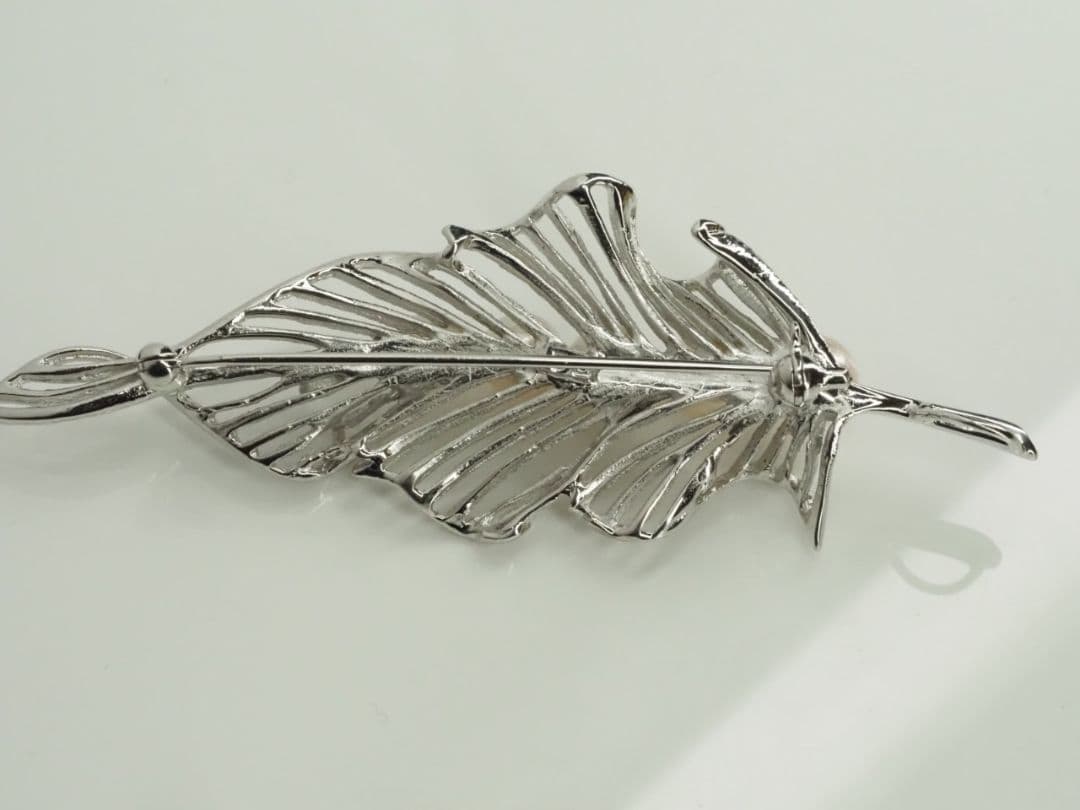 田崎真珠　TASAKI　タサキ連なるライン極上良質天然アコヤ本真珠リーフブローチ