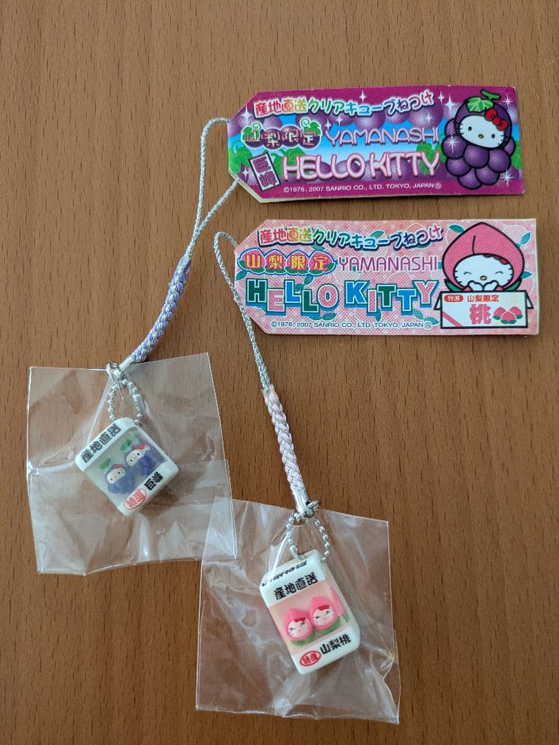 ご当地キティ　キューブ根付　山梨ぶどう＆桃